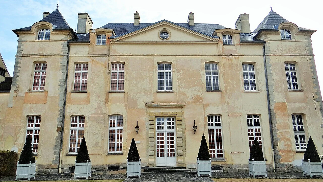 Petit Château de Sceaux, façade et espace arboré.