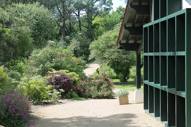 Entrée arborée du Jardin botanique littoral de Saint-Jean-de-Luz.