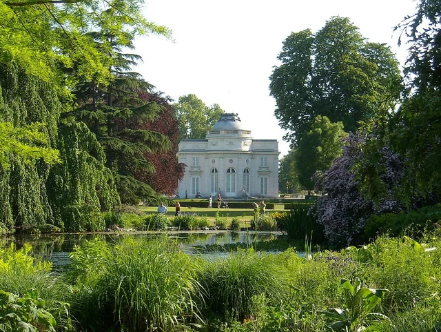 Jardin du parc de Bagatelle, avec ses plantations et ses allées.
