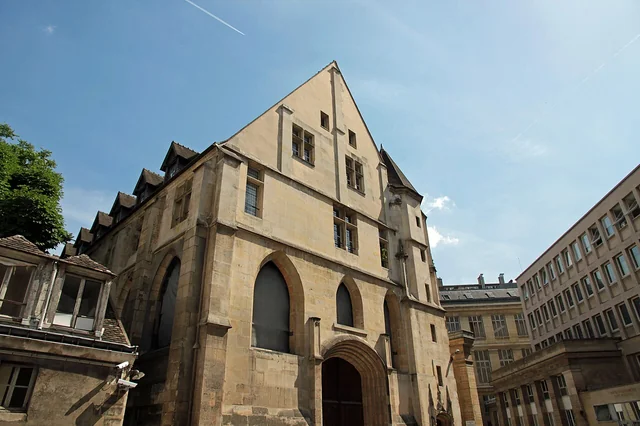 Ancien réfectoire du couvent des Cordeliers et sa cour à Paris.
