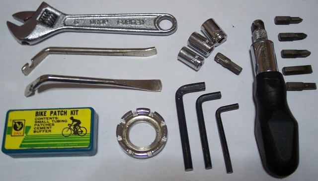 Outils destinés à l’entretien et à la réparation d’un vélo.