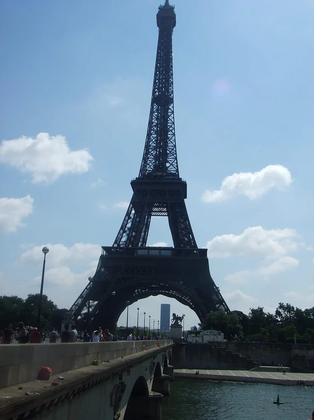 Tour Eiffel vue depuis le secteur du pont d’Iéna, sous un ciel bleu.