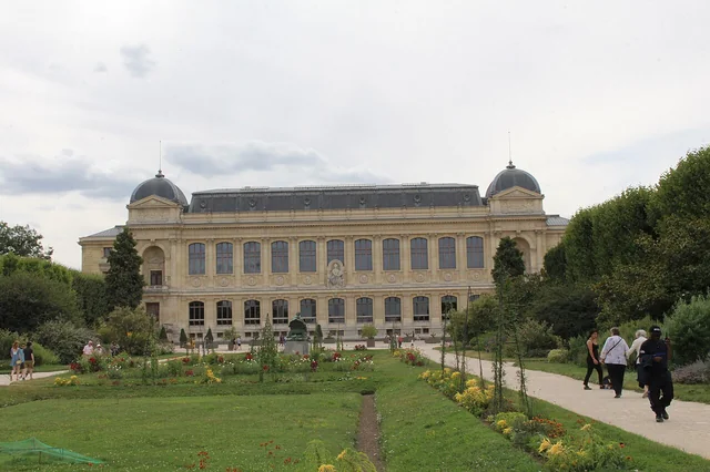 Façade de la Grande Galerie de l’Évolution au Jardin des Plantes.