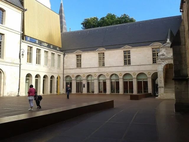 Cour de Bar du palais abritant le musée des Beaux-Arts de Dijon.
