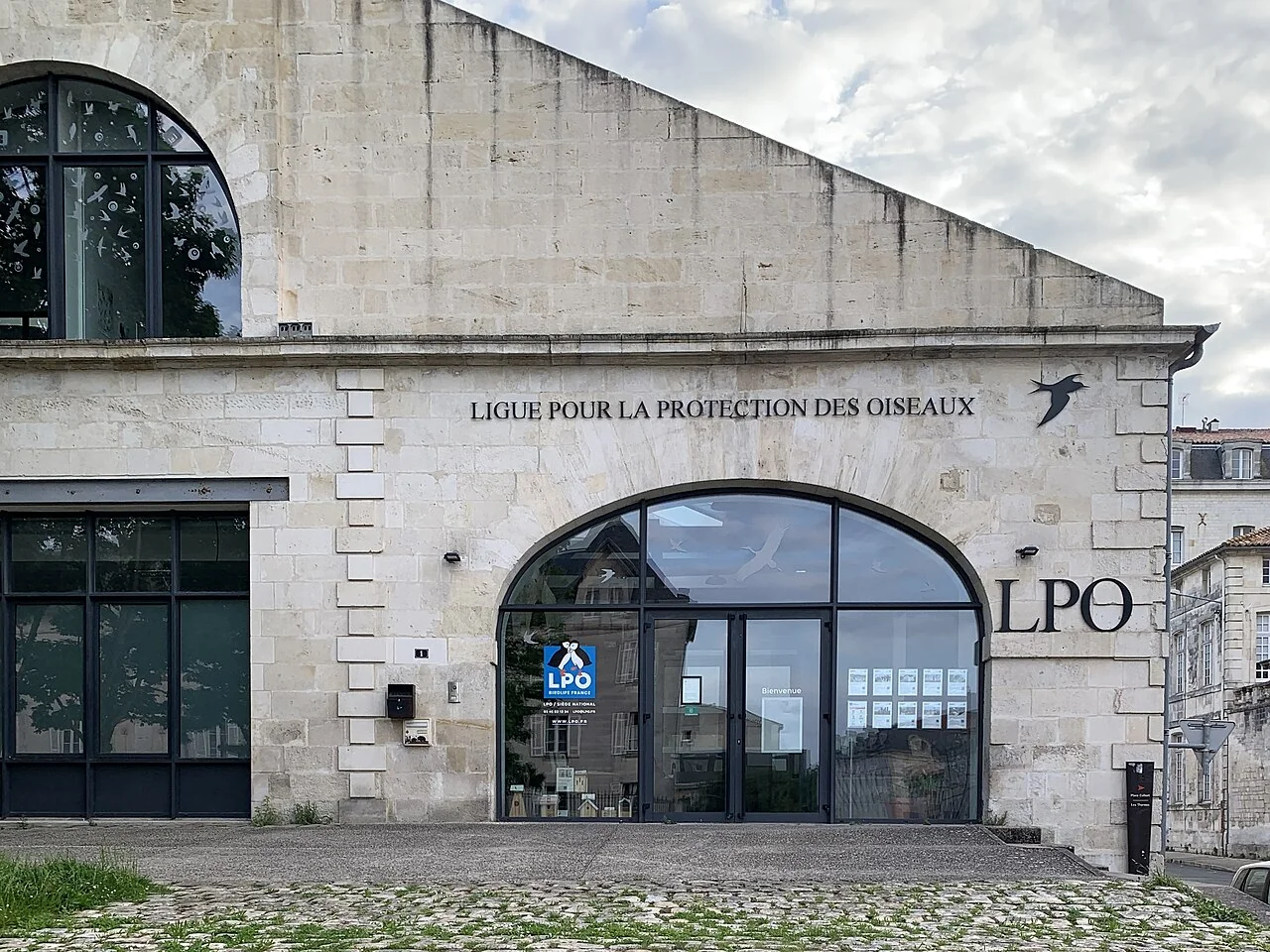 Façade du siège de la LPO aux Fonderies Royales de Rochefort.