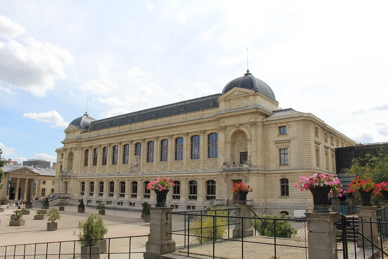 Façade historique de la Grande Galerie de l’Évolution au Jardin des Plantes.