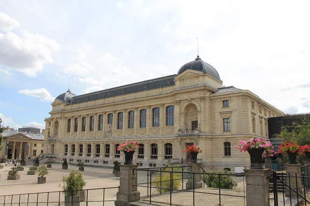 Façade historique de la Grande Galerie de l’Évolution au Jardin des Plantes.
