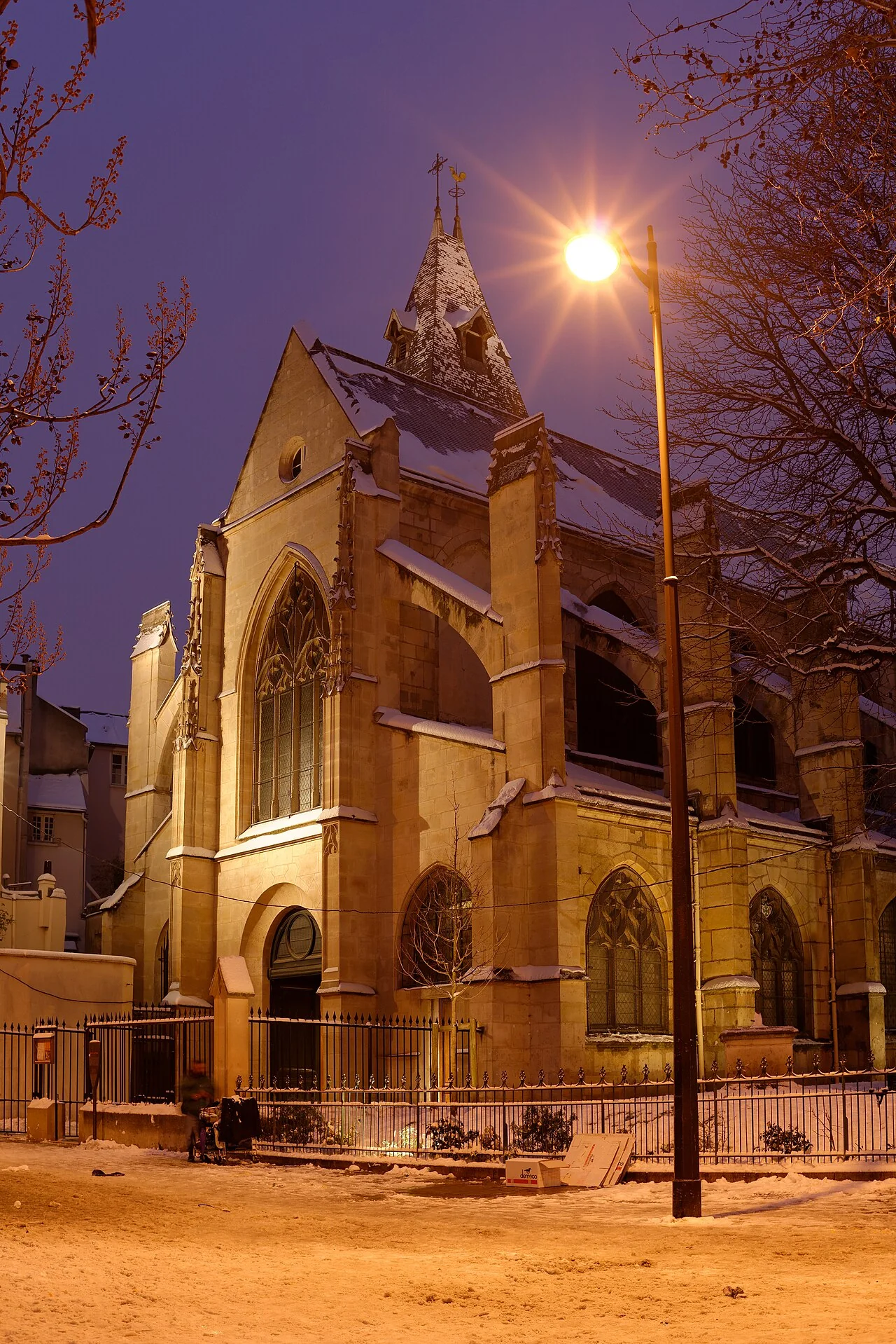 Église Saint-Médard à Paris, façade éclairée sous la neige.