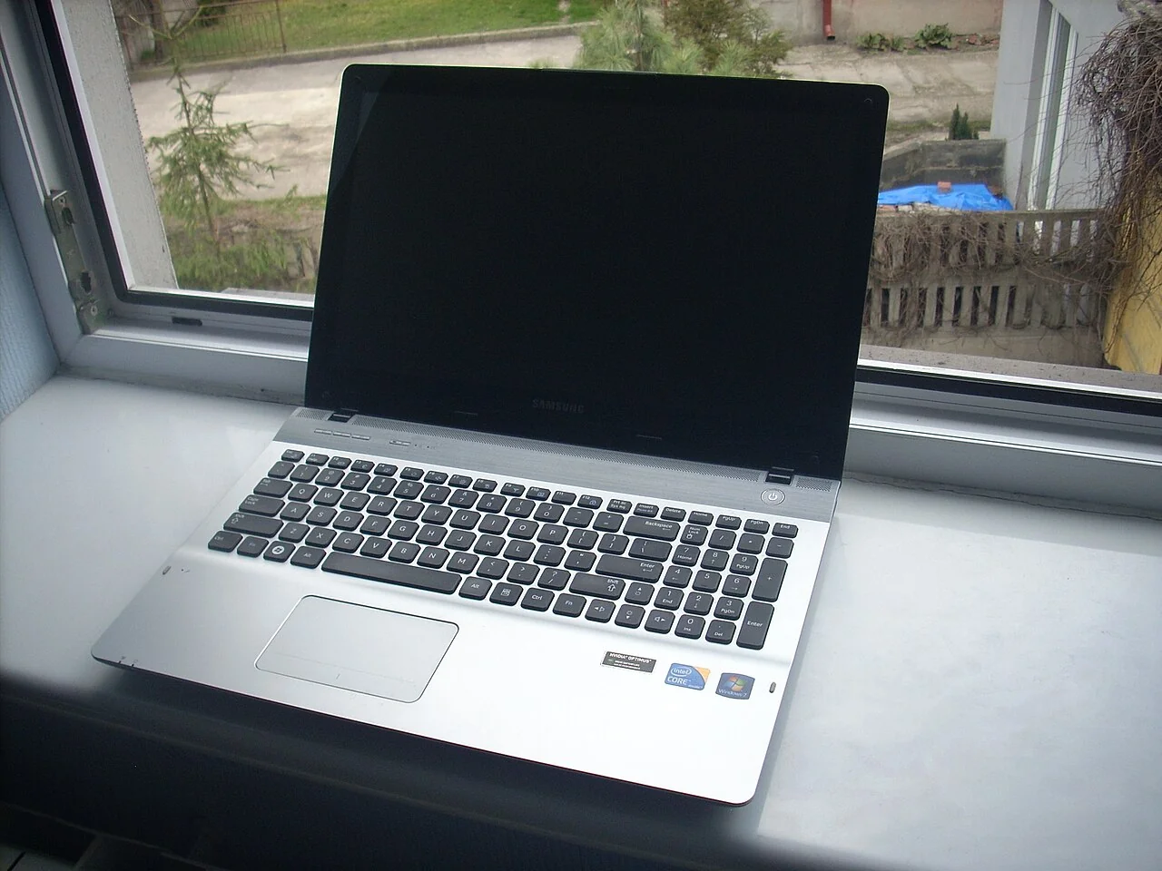 Ordinateur portable ouvert, matériel demandé pour l’atelier de rédaction.