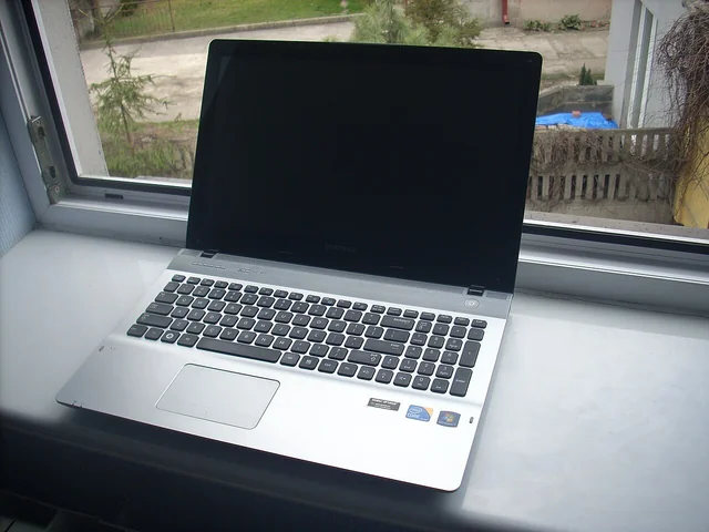 Ordinateur portable ouvert, matériel demandé pour l’atelier de rédaction.