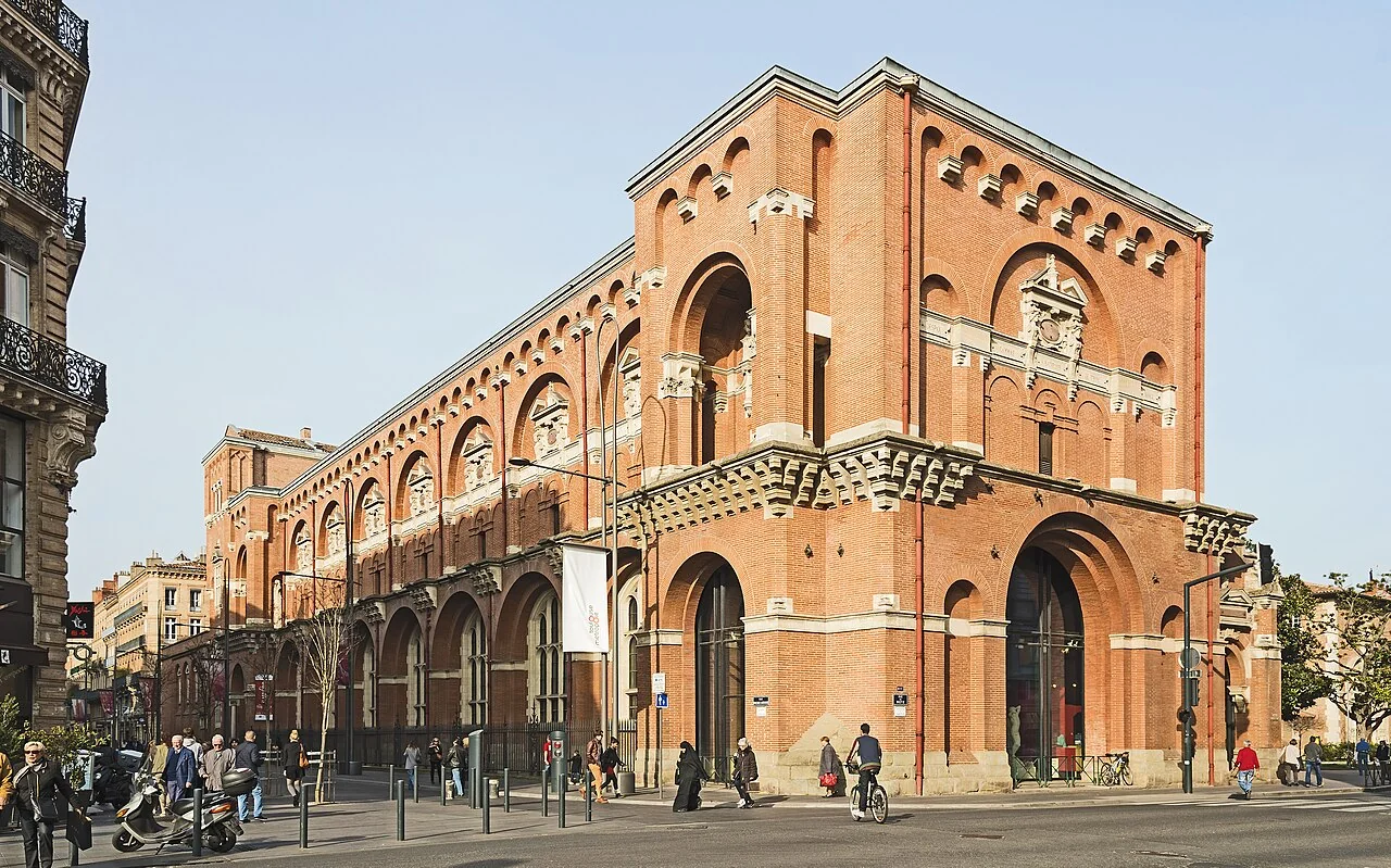 Façade en brique et galerie du musée des Augustins à Toulouse.