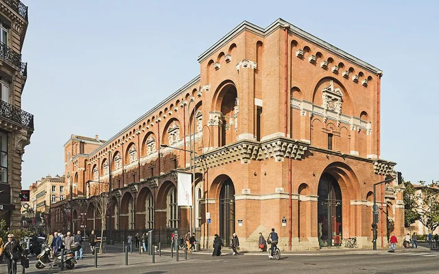 Façade en brique et galerie du musée des Augustins à Toulouse.